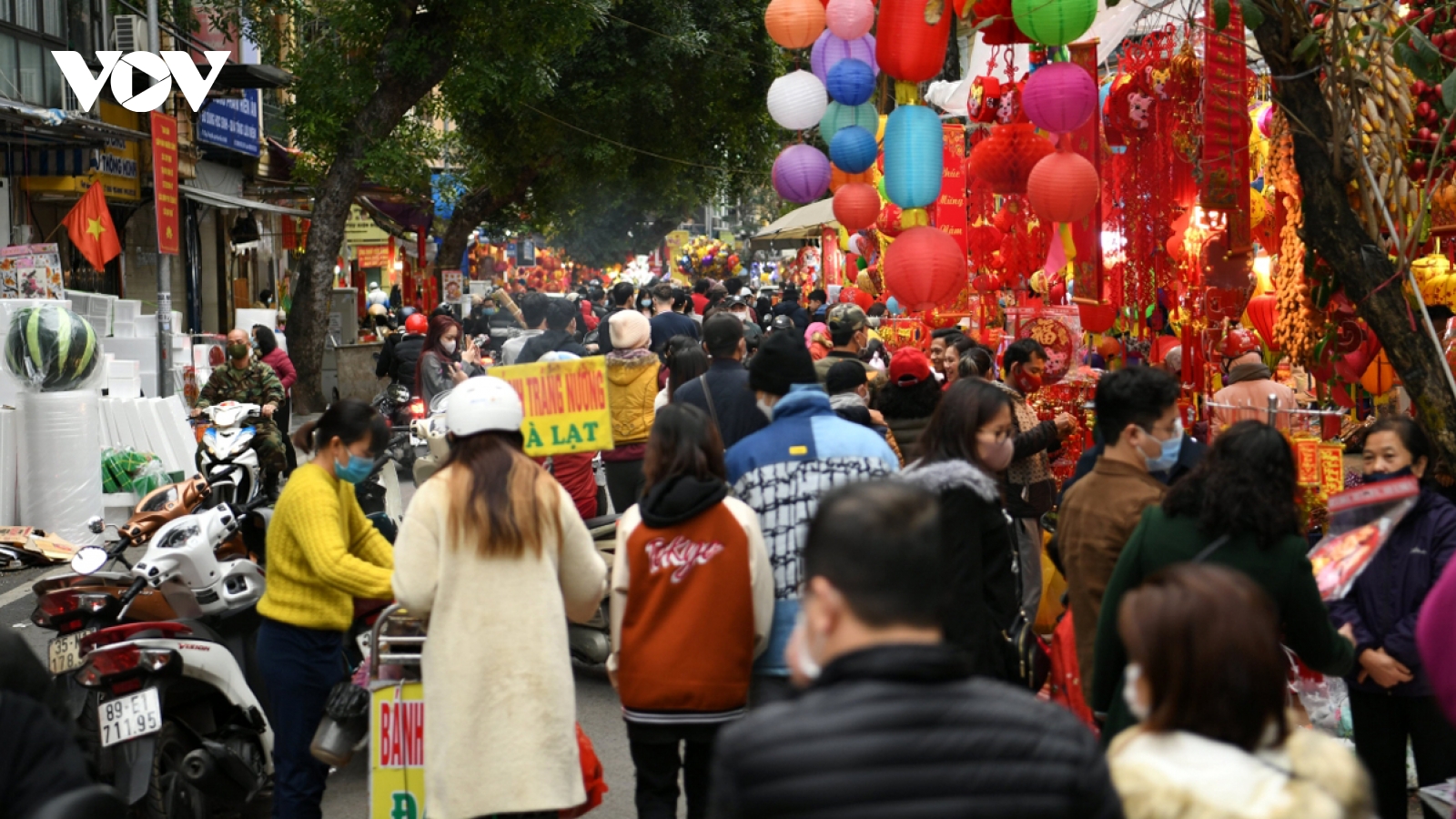 Hanoi revelers take to streets on lunar New Year’s Eve